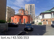 Церковь Афанасия и Кирилла, патриархов Александрийских, на Сивцевом Вражке (Филипповский пер., 3/16Ас1), вид из Филипповского переулка. Арбат, Москва. Солнечное утро в июле. (2024 год). Редакционное фото, фотограф Сергей Рыбин / Фотобанк Лори
