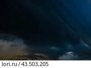 Огромные черные тучи перед дождем. Стоковое фото, фотограф E. O. / Фотобанк Лори