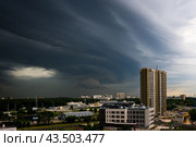 Черные тучи над городом. Перед дождем (2024 год). Редакционное фото, фотограф E. O. / Фотобанк Лори