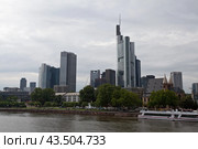 Германия. Франкфурт-на-Майне, оригинальная современная архитектура города с набережной реки Майн (2012 год). Редакционное фото, фотограф Irina Kruskop / Фотобанк Лори
