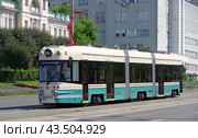 Трамвай УТМ 71-431Р «Достоевский», проспект Ленина, Екатеринбург (2024 год). Редакционное фото, фотограф Алексей Иванов / Фотобанк Лори