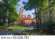 Церковь Афанасия и Кирилла, патриархов Александрийских, на Сивцевом Вражке (Филипповский пер., 3/16Ас1), вид из небольшого сквера в Большом Афанасьевском переулке. Арбат, Москва. Солнечное утро в июле. (2024 год). Редакционное фото, фотограф Сергей Рыбин / Фотобанк Лори