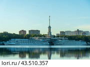 Россия. Москва. Вид на здание Северного речного вокзала через Москву-реку и пассажирские теплоходы компании "Водоходъ" "Игорь Стравинский" и  "Николай Чернышевский". (2024 год). Редакционное фото, фотограф Александр К / Фотобанк Лори