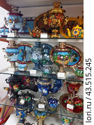 Жостовские самовары, чайные сервизы и подносы на витрине магазина. Zhostovo painting Russian folk handicraft. (2018 год). Редакционное фото, фотограф Photolart / Фотобанк Лори