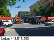 Мощный военный седельный тягач БАЗ-6403 с танком Т-80БВМ на полуприцепе. Волгоград, улица Мира, Россия (2024 год). Редакционное фото, фотограф Андрей Цыганков / Фотобанк Лори