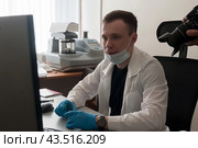 Отдел контроля качества. Завод "Тюменские моторостроители" (2021 год). Редакционное фото, фотограф Сергей Буторин / Фотобанк Лори