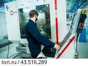 Работа на современном станке в промышленном цехе. Завод "Тюменские моторостроители" (2021 год). Редакционное фото, фотограф Сергей Буторин / Фотобанк Лори