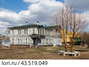 Дом-музей Волконских, город Иркутск, Иркутская область, Сибирь, Россия. Старинное деревянное здание. Историческая достопримечательность Иркутска. В доме, принадлежавшем декабристу князю Сергею Григорьевичу Волконскому, расположен музей декабристов. (2023 год). Редакционное фото, фотограф Андрей Степанов / Фотобанк Лори