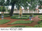 View to the Monplaisir Palace park of Peterhof, Saint-Petersburg (2024 год). Редакционное фото, фотограф Евгений Харитонов / Фотобанк Лори