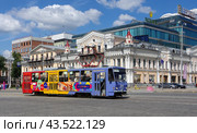 Трамвай "Tatra" T6B5SU №727 на фоне ТДЦ "Европа", проспект Ленина, Екатеринбург (2024 год). Редакционное фото, фотограф Алексей Иванов / Фотобанк Лори