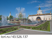 Фонтан "Каменный цветок" и павильон № 58 - музей славянской письменности "Слово" ("Земледелие", "Украинская ССР") на ВДНХ в Москве, Россия (2024 год). Редакционное фото, фотограф Елена Коромыслова / Фотобанк Лори