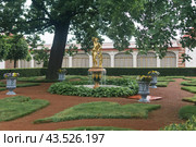 View to the Monplaisir Palace park of Peterhof, Saint-Petersburg (2024 год). Редакционное фото, фотограф Евгений Харитонов / Фотобанк Лори