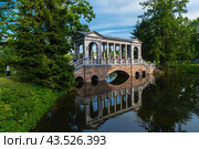 Marble Bridge (Palladian Bridge) in Catherine Park with reflection in the water (2024 год). Редакционное фото, фотограф Михаил Аккуратoв / Фотобанк Лори