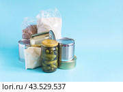 Продукты длительного хранения крупным планом на светлом фоне. Стоковое фото, фотограф Лозовая Людмила / Фотобанк Лори