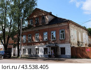Жилой дом с магазином Варница в Осташкове (2024 год). Редакционное фото, фотограф Максим Гулячик / Фотобанк Лори