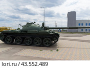 Советский средний танк Т-62, ранняя модификация, на территория музея клуба Юный Ястреб. Волгоградская область, Средняя Ахтуба, Россия. (2024 год). Редакционное фото, фотограф Андрей Цыганков / Фотобанк Лори