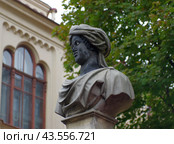 Одна из "мавританок" на ограде "Дома Кочубея". Санкт-Петербург, Конногвардейский бульвар, 7 (2018 год). Редакционное фото, фотограф Алексей Иванов / Фотобанк Лори