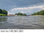 Шлюз №4 и насосная станция № 184 «Комсомольская» на канале имени Москвы. Деденево, Московская область, Россия (2024 год). Стоковое фото, фотограф Елена Коромыслова / Фотобанк Лори