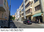 Старые дома в центре Москвы. Дом кооперативного жилищного товарищества «Научные работники»  (переулок Сивцев Вражек, 4, строение1) Солнечный день в июле. (2024 год). Редакционное фото, фотограф Сергей Рыбин / Фотобанк Лори
