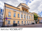 Дом Е.С. Лобковой, Большой Толмачевский переулок, Москва (2024 год). Стоковое фото, фотограф Baturina Yuliya / Фотобанк Лори