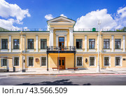 Дом Герцена, МАССОЛИТ в романе Мастер и Маргарита, литературный институт Максима Горького, Тверской бульвар, Москва (2024 год). Редакционное фото, фотограф Baturina Yuliya / Фотобанк Лори