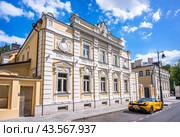 Усадьба Архарова, Староконюшенный переулок, Москва (2024 год). Стоковое фото, фотограф Baturina Yuliya / Фотобанк Лори