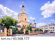 Храм Святой Троицы Живоначальной в Хохлах, Хохловский переулок, Москва (2023 год). Стоковое фото, фотограф Baturina Yuliya / Фотобанк Лори