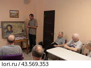 Художник Владимир Полтавский рассказывает о своей картине  "Пушкин" пожилым людям (2024 год). Редакционное фото, фотограф Дмитрий Неумоин / Фотобанк Лори