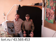 Волонтёры в палате с раненными военными с зоны СВОорской Купавенский госпиталь (2024 год). Редакционное фото, фотограф Дмитрий Неумоин / Фотобанк Лори