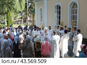 Крестный ход в Никольском храме Балашихи, епископ Балашихинский и Орехово-Зуевский Николай кропит святой водой (2024 год). Редакционное фото, фотограф Дмитрий Неумоин / Фотобанк Лори