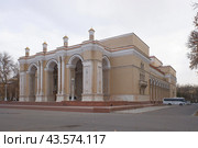 Большой театр имени Алишера Навои в центре Ташкента. Солнечный осенний день. (2023 год). Стоковое фото, фотограф Александр Кузнецов / Фотобанк Лори