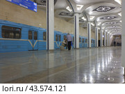 Пассажиры на станции метро Туркестан в Ташкенте, Узбекистан. Девушка и женщина разговаривают друг с другом. (2023 год). Редакционное фото, фотограф Александр Кузнецов / Фотобанк Лори