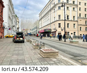 Улица Большая Дмитровка в Москве весной в облачную погоду. Редакционное фото, фотограф Овчинникова Ирина / Фотобанк Лори