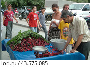 Турция, Анталья. Уличная торговля ягодами. Май 2007 г. Редакционное фото, фотограф Владимир Шипикин / Фотобанк Лори