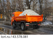 Работа коммунальной службы. Уборка и вывоз снега с дорог города (2023 год). Стоковое фото, фотограф Ekaterina M / Фотобанк Лори