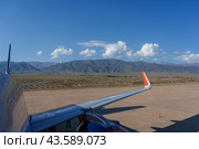 Аэропорт Иссык-Куль, вид на горы при выходе из самолета. Стоковое фото, фотограф Legroin / Фотобанк Лори