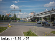 Весенний пейзаж с Москва-рекой, Нагатинским метромостом, самокатом и цветамии. Москва, Нагатино-Садовники, май 2024г. Редакционное фото, фотограф Казума / Фотобанк Лори