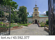 Колокольня  храма Священномученика Власия в Старой Конюшенной слободе. Москва, угол Гагаринского и Большого Власьевского переулков. Солнечный день в июле. (2024 год). Стоковое фото, фотограф Сергей Рыбин / Фотобанк Лори
