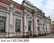 Здание первой аптеки в городе Иркутск. улица Дзержинского, дом 34 (2024 год). Стоковое фото, фотограф Александр Тараканов / Фотобанк Лори