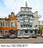 Город Иркутск. Здание Сбербанка. Улица Дзержинского, дом 27А (2024 год). Редакционное фото, фотограф Александр Тараканов / Фотобанк Лори