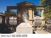 Крым, Феодосия, могила, захоронение Айвазовского, памятник, гробница (2024 год). Редакционное фото, фотограф Андрей Макаренко / Фотобанк Лори