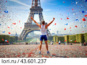 A track and field athlete won during a marathon or race against the backdrop of the Eiffel Tower at a sporting event. The concept of the Summer Olympic Games. Стоковое AI-изображение, AI-художник Photojuli / Фотобанк Лори
