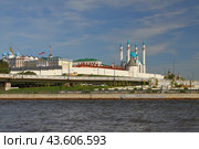 Река, набережная и древняя крепость. Казань, Татарстан, Россия (2024 год). Стоковое фото, фотограф Вадим Хомяков / Фотобанк Лори