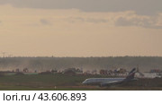 Aeroflot airplane on the airfield, backlight (2020 год). Редакционное видео, видеограф Игорь Жоров / Фотобанк Лори