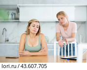 Teenage daughter asking mother to forgive after argument. Стоковое фото, фотограф Яков Филимонов / Фотобанк Лори