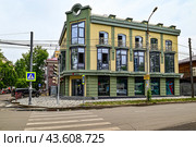 Город Иркутск. Ресторан "Мидийное место" (Бывший дом Дубровского). Улица Дзержинского, дом 44А (2024 год). Редакционное фото, фотограф Александр Тараканов / Фотобанк Лори