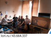 Балашихинский военно-морской Купавенский госпиталь. Художник Владимир Полтавский в палате с раненными ребятами с СВО (2024 год). Редакционное фото, фотограф Дмитрий Неумоин / Фотобанк Лори