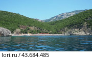 Canj Montenegro 07.22.24 Flysch marine sedimentary rocks lithological layers. Adriatic sea. Pecin bay halfway between Petrovac and Sutomore. The Queen Beach. Hills and inaccessible rocks. Kraljicina (2024 год). Редакционное видео, видеограф Юлия Петровская / Фотобанк Лори