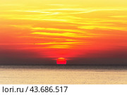 Живописный желто-красный восход солнца над морем.   Picturesque yellow-red sunrise over the sea. Black Sea, Bulgaria. Стоковое фото, фотограф Лариса Гордеева / Фотобанк Лори