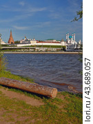 Скамейка-бревно на Рыбацком острове и город на берегу реки. Казань, Татарстан, Россия (2024 год). Стоковое фото, фотограф Вадим Хомяков / Фотобанк Лори